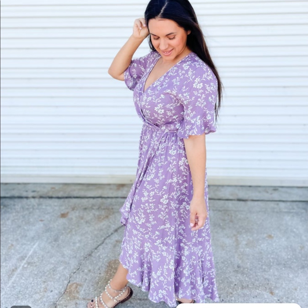 Beautiful lavender woman’s v-neck dress 💜 - Picture 1 of 5